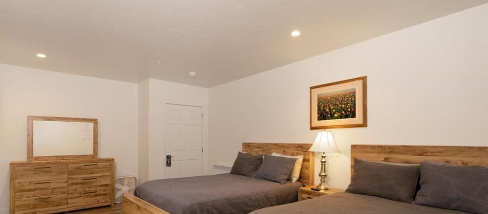 This private two-queen bed with Smart TV and private bathroom is a great spot to sleep, relax and explorer Friday Harbor. 
*This unit does not have windows and is an interior unit.