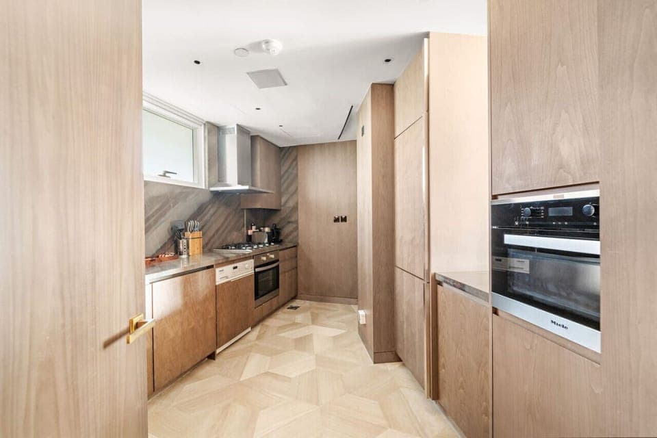 Gourmet Kitchen: Unleash your culinary skills with sleek appliances and stunning design!