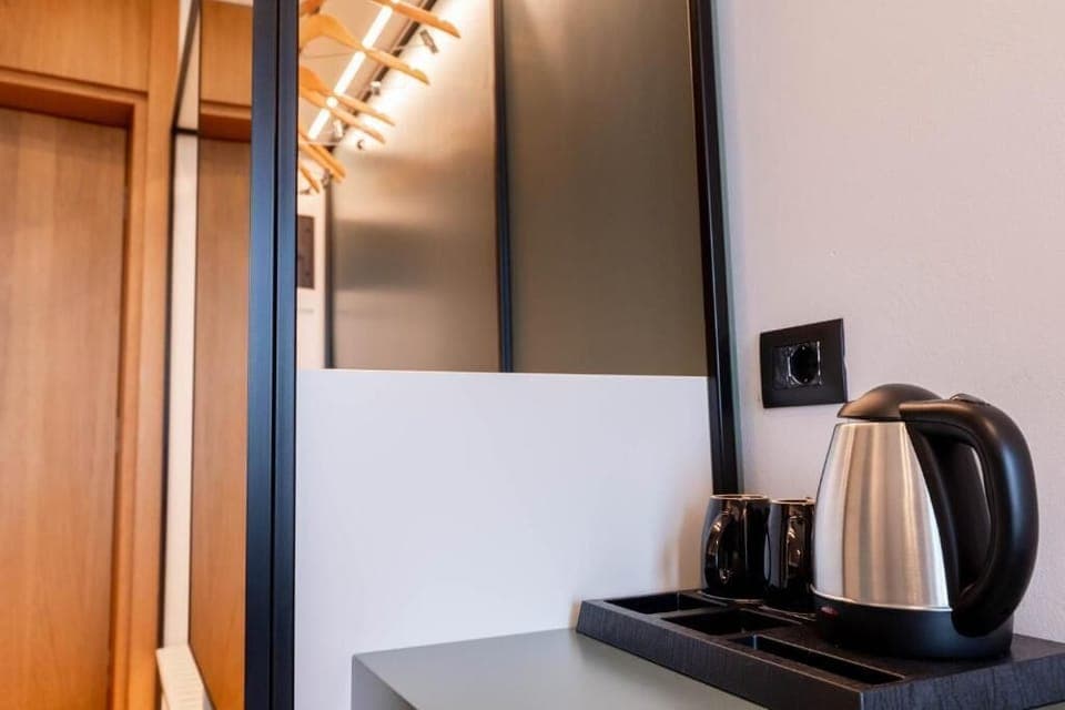 Deluxe Triple Room with Balcony and Sea View | Minibar, in-room safe, desk, blackout drapes