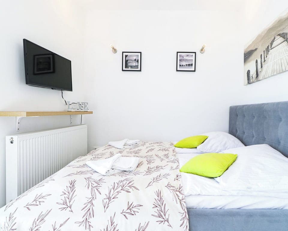 Standard Studio Suite, 1 Queen Bed | Iron/ironing board, free WiFi