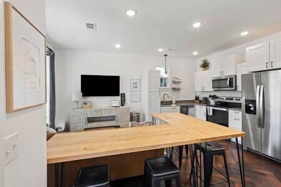 Living Room/Kitchen (1)