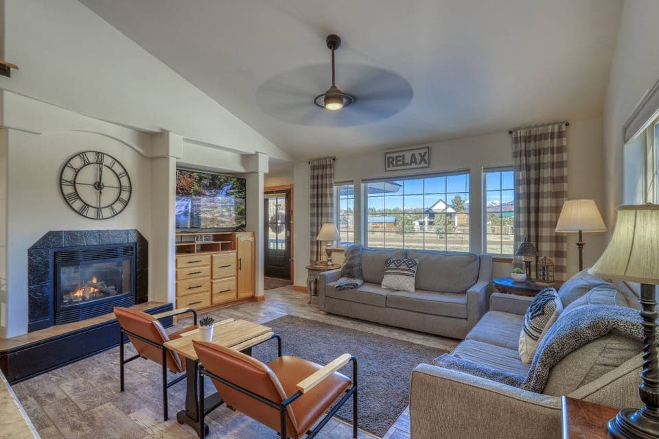 The Haven at Lake Hatcher is nestled within walking distance from a private lake, 10 min. to uptown and 15 min. to The Hot Springs. Sleeps 8.