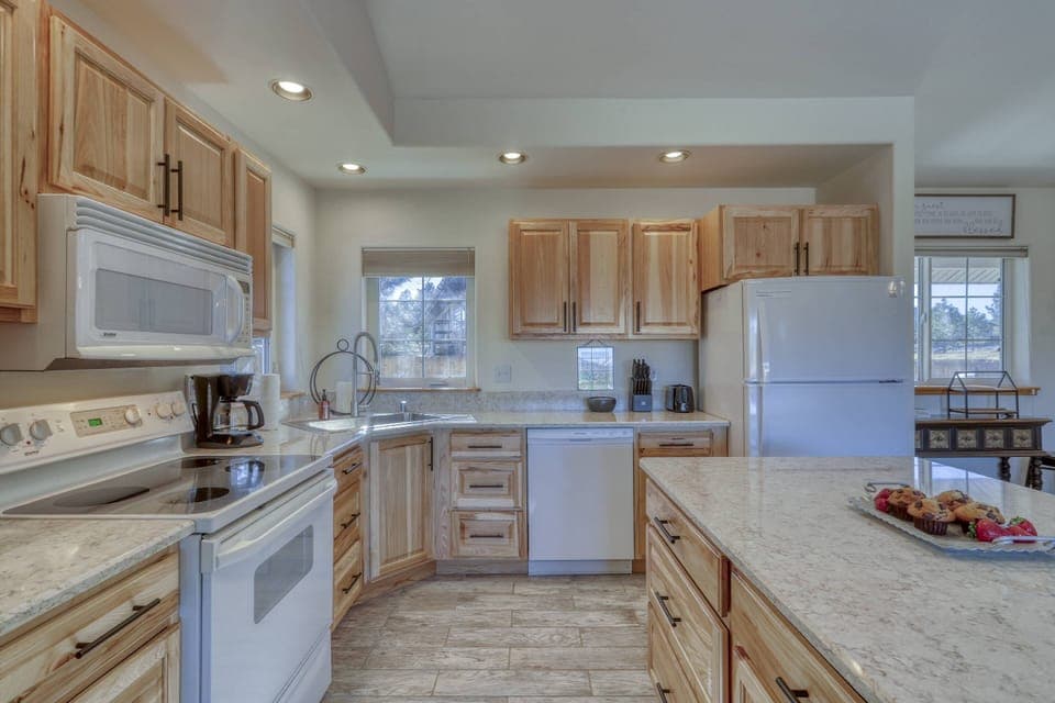 This fully equipped kitchen has everything you will need for family meals or a quick bite, or you can hit the town and try our local cuisine.
