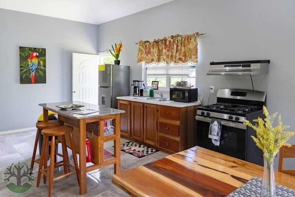 Fully equipped kitchen.