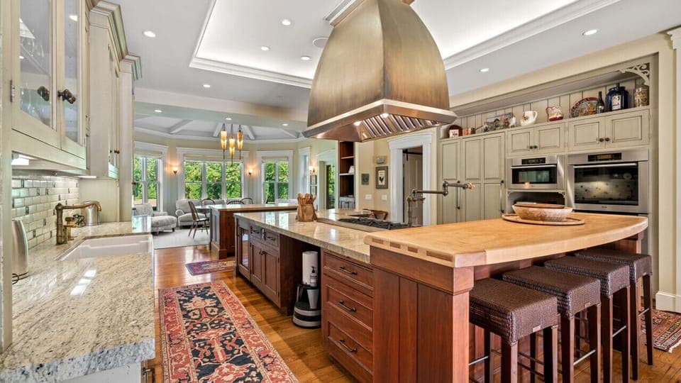 Enjoy the beauty and functionality of this fully furnished kitchen.