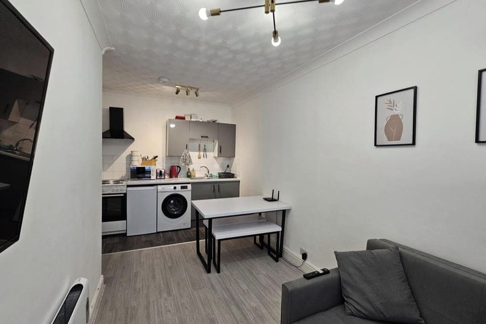 Fully equipped with modern appliances, including a stove, oven, fridge & freezer, and microwave. Spoons, plates, pots, and utensils are provided, so you can easily prepare your meals. Everything you need for a comfortable, home-like experience. You can also enjoy the convenience of a dining area for meals.