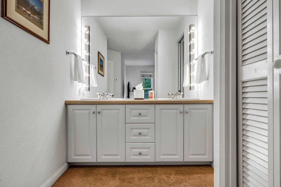 Bathroom 1: Bedroom 1 en-suite bath, double-sink vanity, bathtub/shower combo