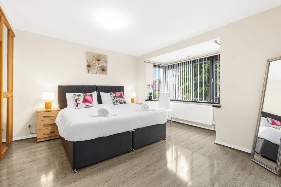 4 bedrooms, iron/ironing board, WiFi, bed sheets