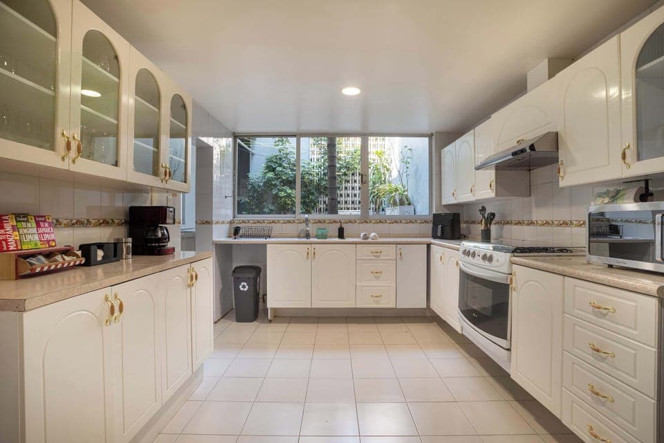 Fully equipped kitchen with all you need to prepare meals at home!