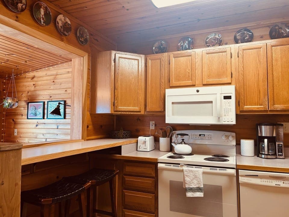 House, 2 Bedrooms | Private kitchen | Fridge, oven, coffee/tea maker, toaster