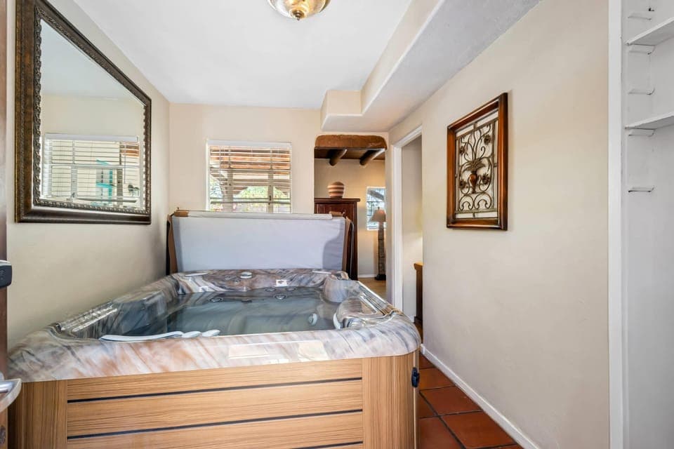 Secret Garden, 1 queen bed with Hot tub | Individually decorated, individually furnished, iron/ironing board