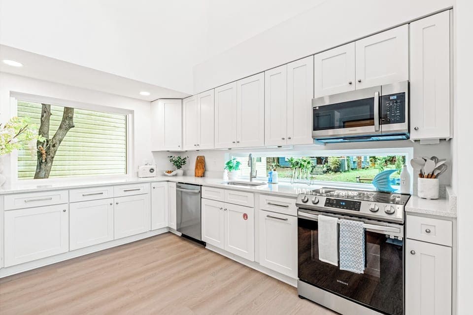 Full kitchen that lets all the sun-kissed light in from three sides!