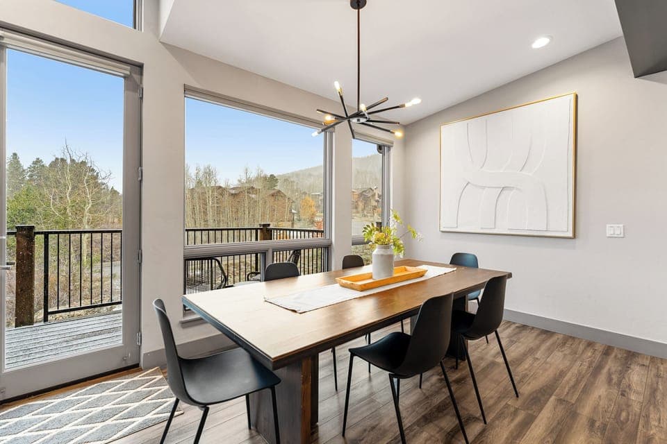 Dining area with seating for 6.