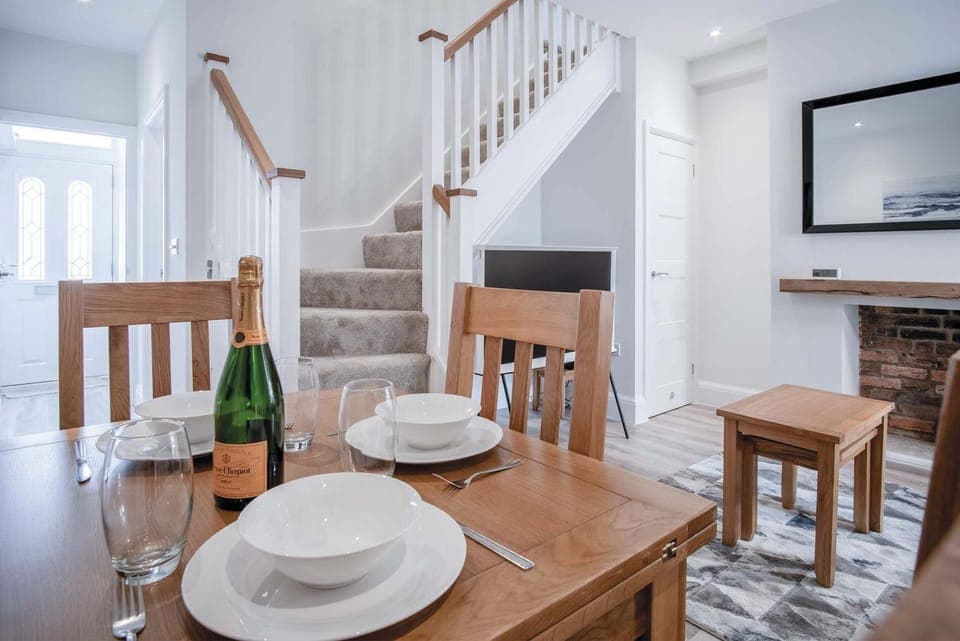 Fleet Street - 2 Bedroom Holiday Home - Swansea (5402)