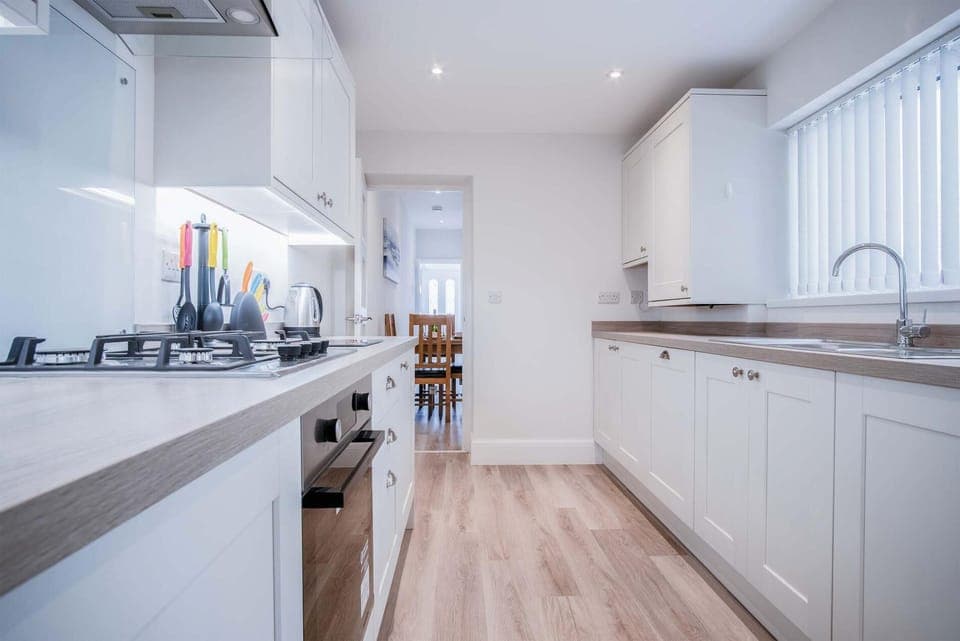 Fleet Street - 2 Bedroom Holiday Home - Swansea (5407)