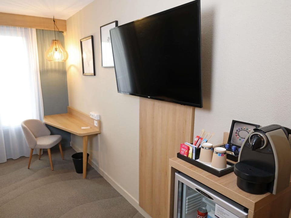 Serves breakfast, lunch, and dinner