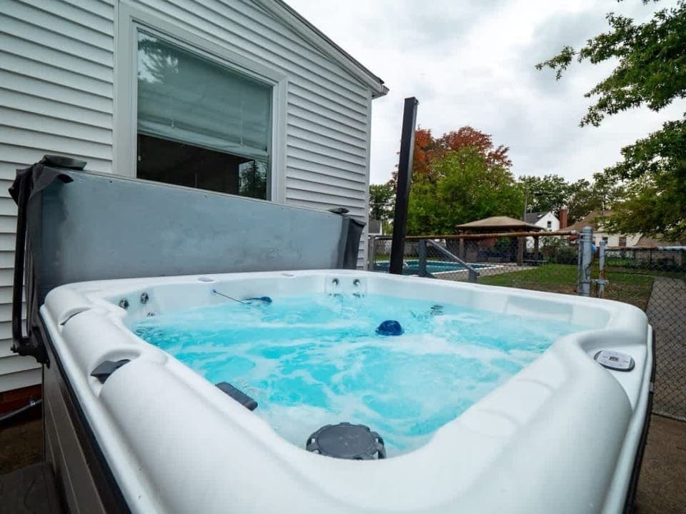 Nothing beats relaxing in the hot tub on a beautiful day ‍♂️ #outdoor #swimmingpool #leisurecentre #jacuzzi ♨️
