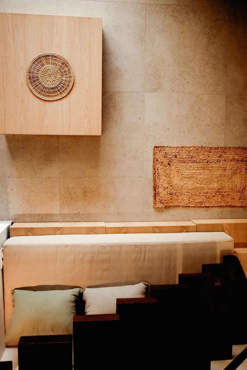 Towel and sink detail – simple and functional
A view of the essentials, showing clean lines and warm color tones.