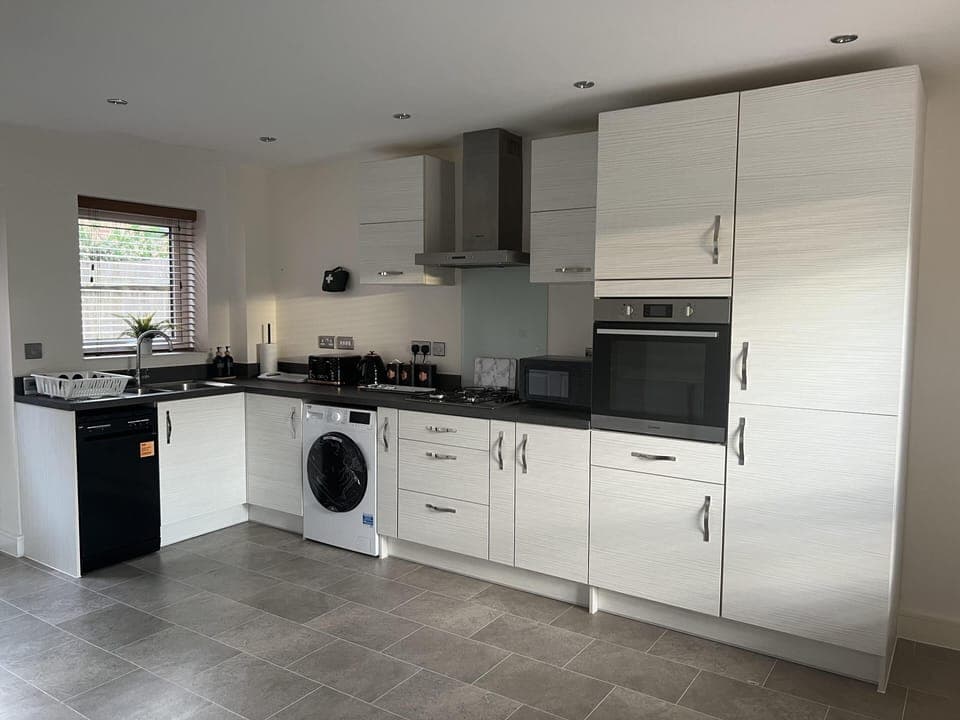 House | Private kitchen | Fridge, microwave, oven, stovetop