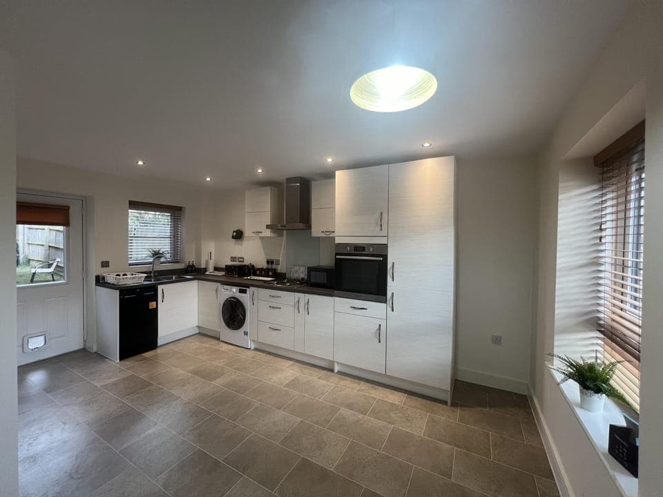 House | Private kitchen | Fridge, microwave, oven, stovetop