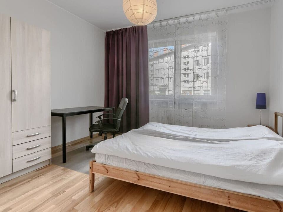 Private Bedroom with Queen Bed | Book Now with RENTUJEMY