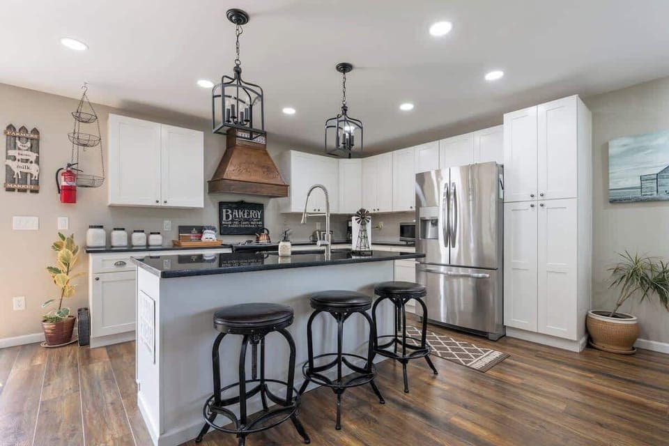 Cozy up to the bar for a quick lunch, a cup of coffee or tea, or to lend a hand in the kitchen. It's the perfect spot to enjoy a meal, watch those prepping food in action, or simply relax and chat while dinner is being prepared.