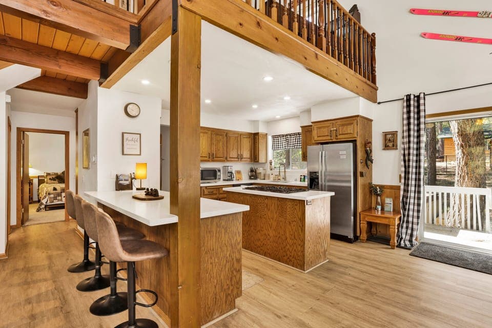 Kitchen and breakfast bar which seats 4