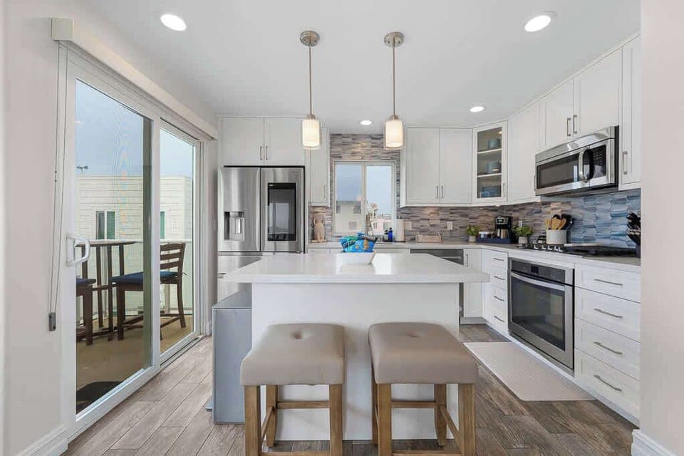 Full size kitchen. We have everything you need and more.