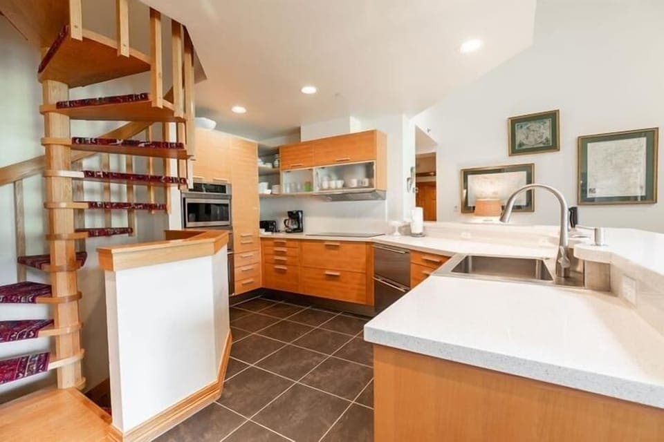 Condo, 4 Bedrooms | Private kitchen | Fridge, oven, coffee/tea maker, toaster