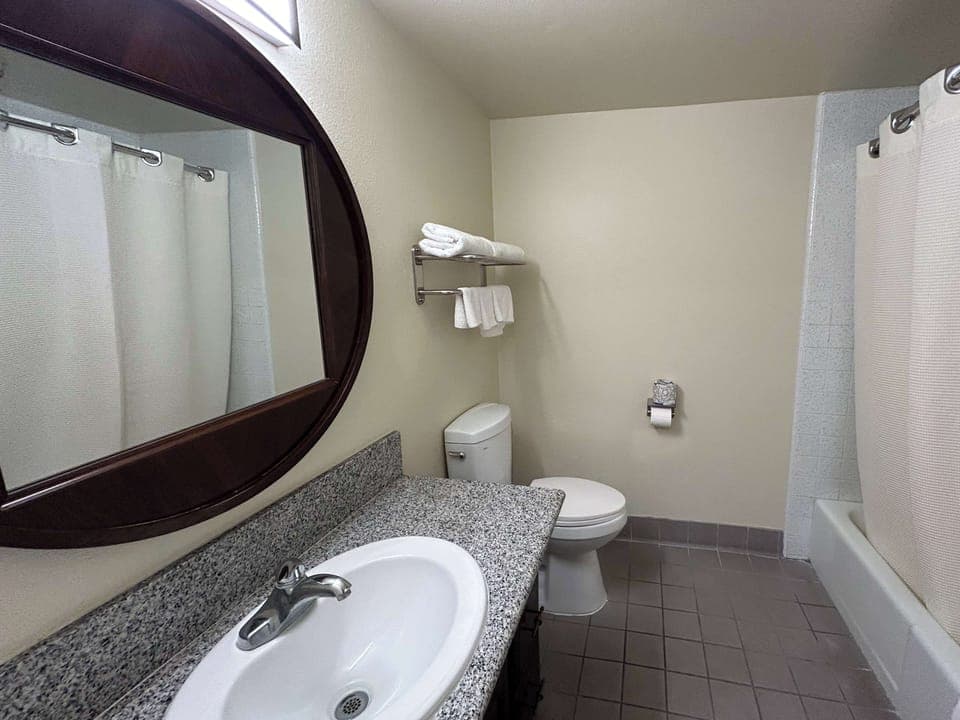 Combined shower/tub, towels