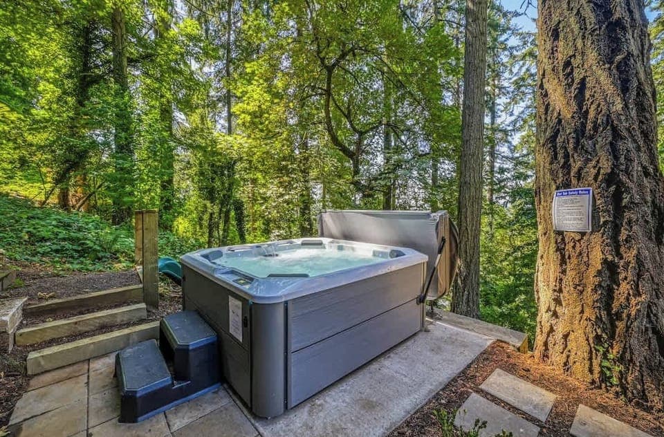 7-8 Person hot tub stays heated year-round!