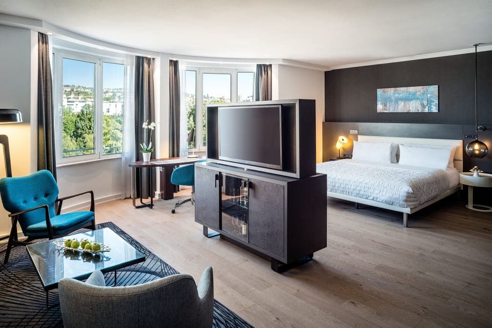 Junior Suite, 1 Bedroom | Premium bedding, down comforters, pillowtop beds, minibar