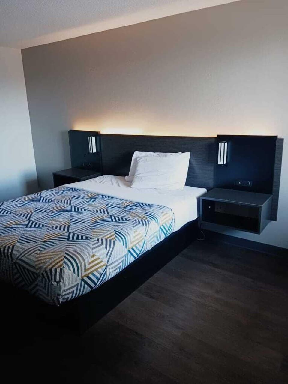 Standard Single Room, 1 Queen Bed | Laptop workspace, free WiFi, bed sheets