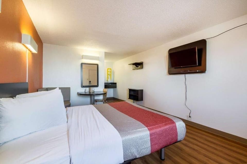 Standard Single Room, 1 Queen Bed | Laptop workspace, free WiFi, bed sheets