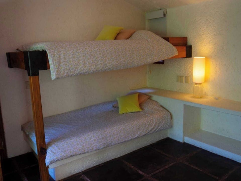 5 bedrooms, free WiFi, bed sheets