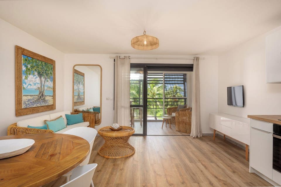 Deluxe Duplex, Sea View | Living area | 32-inch flat-screen TV with satellite channels