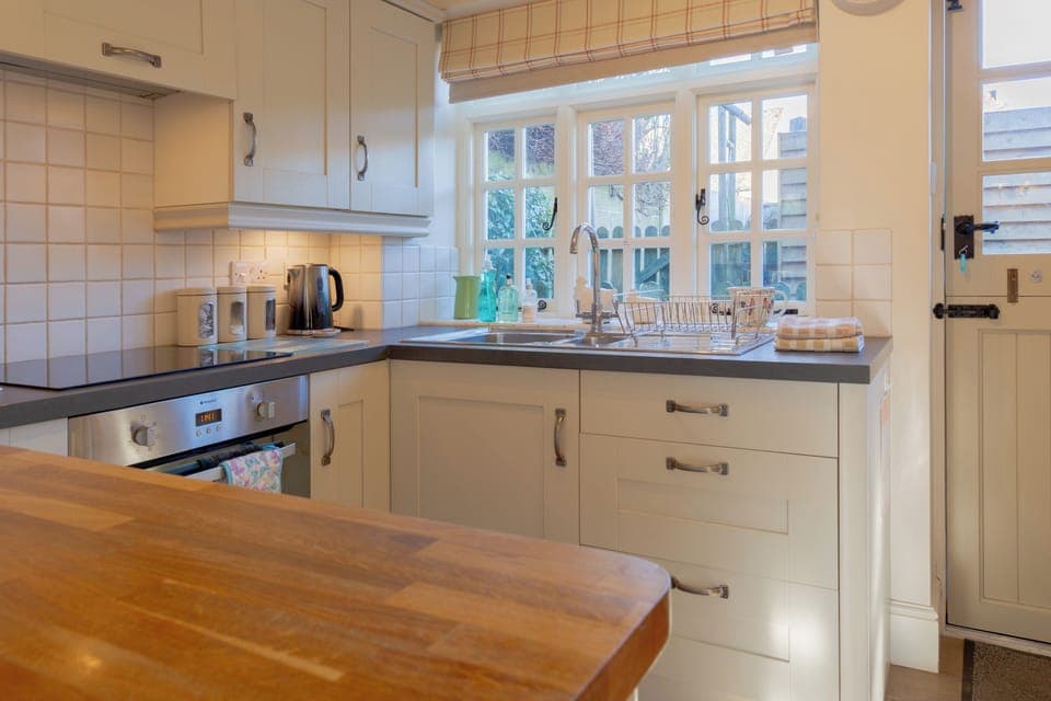 House, Garden View | Private kitchen | Electric kettle, toaster