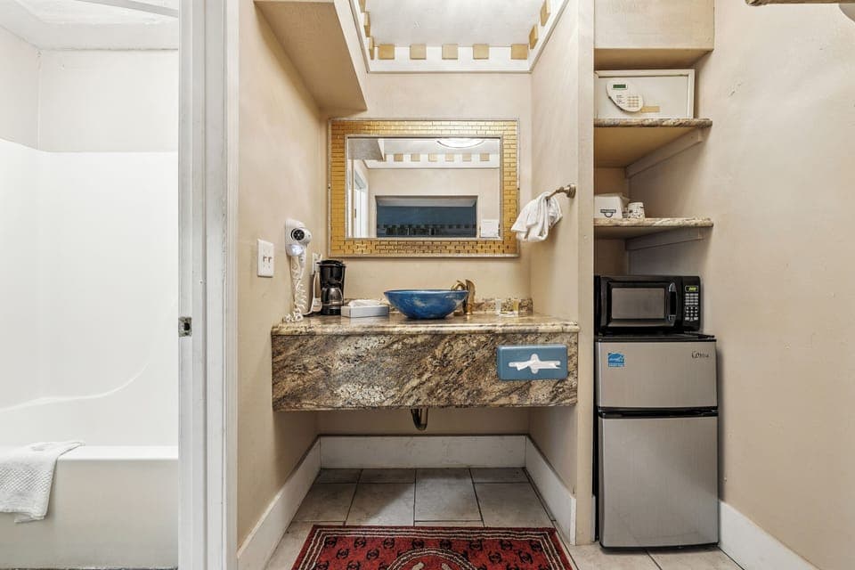 Suite, 1 King Bed, Non Smoking (Roman) | Bathroom | Hair dryer, towels