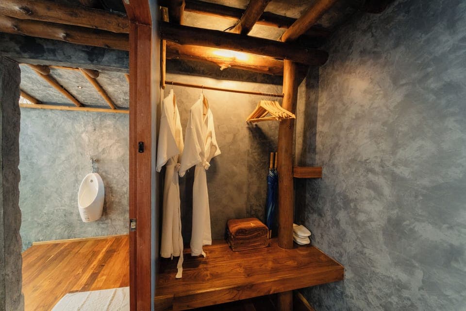 Villa 8 | Bathroom | Shower, towels