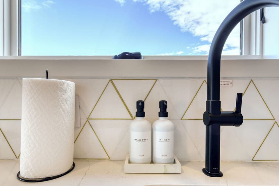 Family Cabin, Kitchen, Mountain View | Private kitchen | Fridge, microwave, oven, stovetop