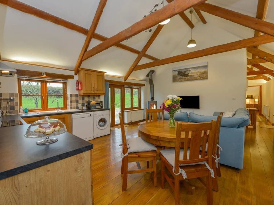 Shared kitchen living area with complimentary cream tea on arrival! 