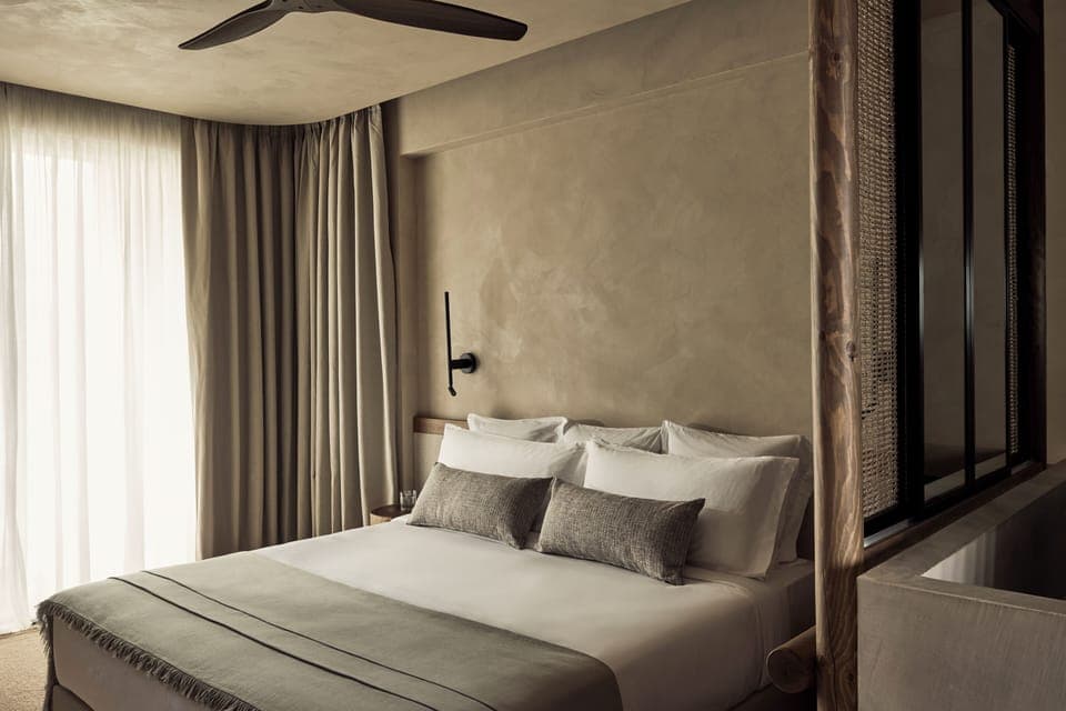 Standard Room, 1 King Bed | Minibar, desk, free WiFi, bed sheets