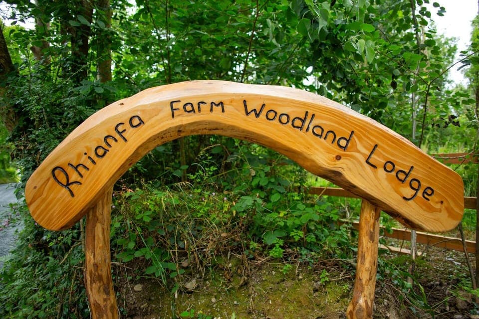 Wooden sign for the Woodland Lodge