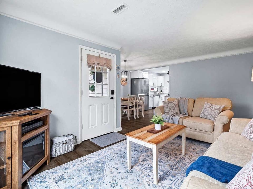 A perfect spot for movie nights—enjoy the smart TV with high-speed Wi-Fi.