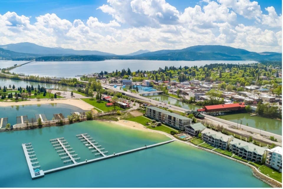 The Seasons development with private marina. Bring your boat and enjoy the week