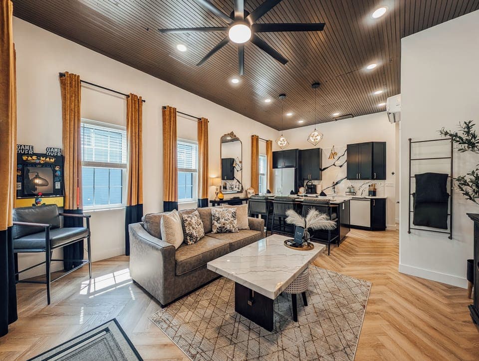 Open Concept Living, Dining & Kitchen w/ Fast Wi-Fi, PacMan & Arcade