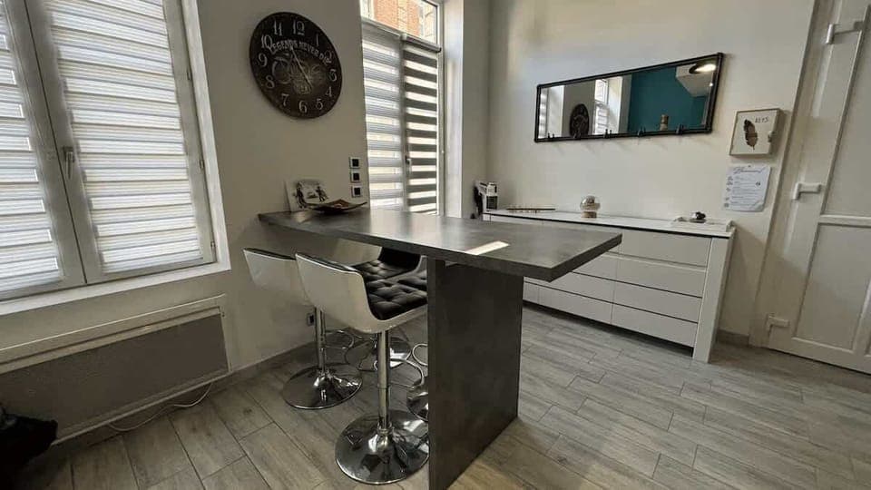 Coin repas pour quatre personnes dans la cuisine.
Cuisine ouverte sur le salon, équipée avec four, plaques de cuisson, bouilloire, machine à café, micro-ondes, grille-pain et réfrigérateur avec congélateur.