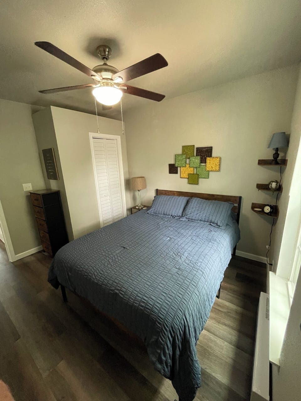 Bedroom with queen size bed