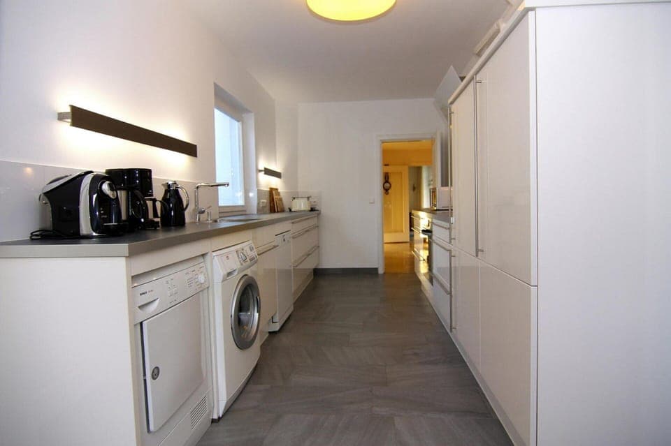 House | Private kitchen | Electric kettle, toaster, highchair