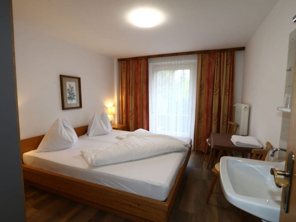 House | 6 bedrooms, individually furnished, bed sheets